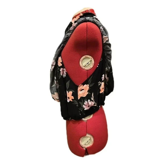 Torrid, Size 1X, Black Floral Crop Blouse - Picture 4 of 14